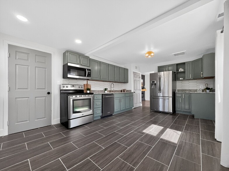 Building Photo - 13 Blinker Ct