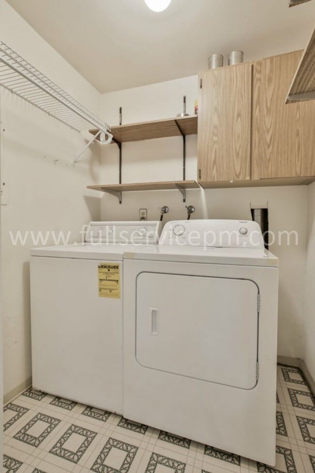 Building Photo - Large condo w/ sauna