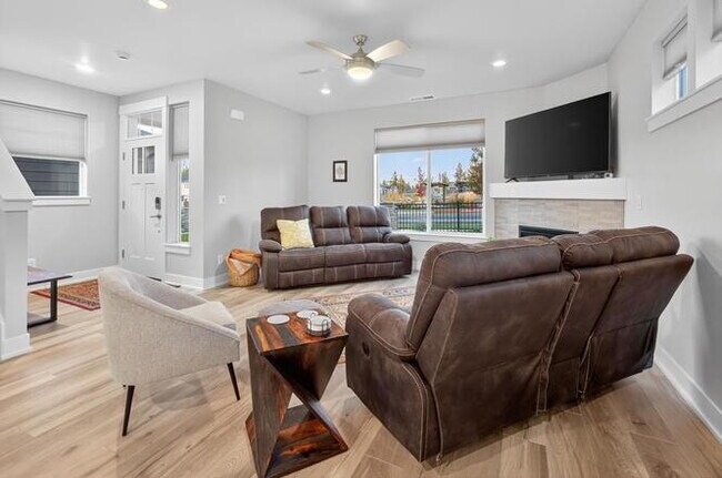 Building Photo - Attractive Modern Easton 3 Bedroom Home