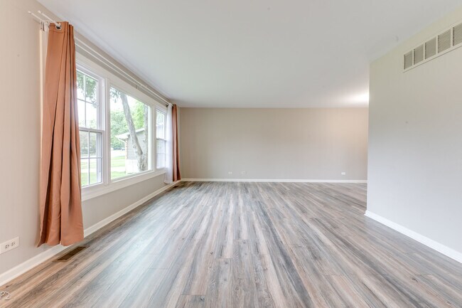 Building Photo - 5S735 Park Meadow Dr