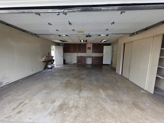 Building Photo - SPACIOUS 4BD/2BA WITH GARAGE, LAUNDRY AND ...
