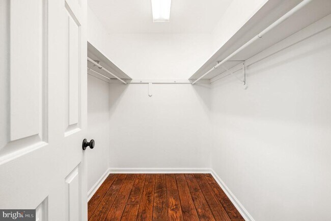 Building Photo - 302 Pinebrooke Cir