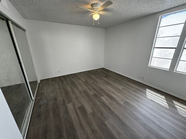 Building Photo - 3 BEDROOM 2 BATH, FIRST FLOOR UNIT