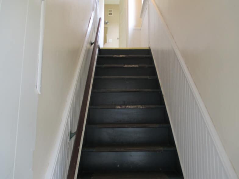 Building Photo - 1318 E 9th St