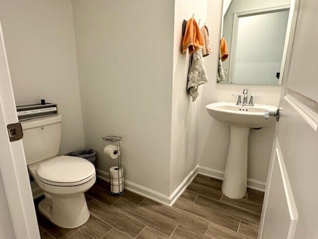 Building Photo - Spacious 4 bedroom 2.5 Bath, Fully Furnish...