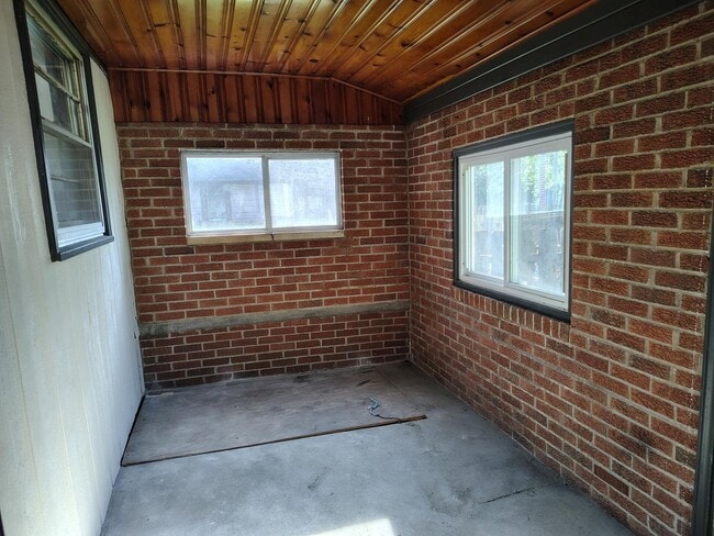 Building Photo - 3 Bed, 1.5 Bath home– Move-In Ready!