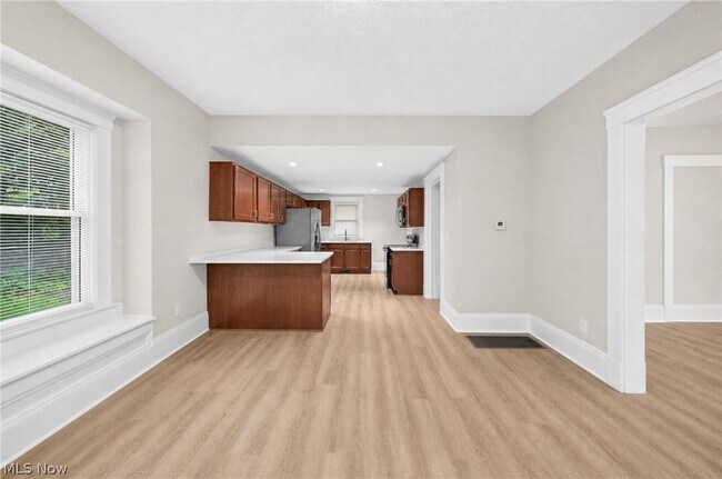 Building Photo - 10524 Lee Ave