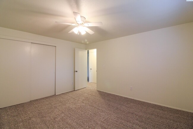 Building Photo - 2 Bed, 1 Bath Unit in Kennewick 4-Plex