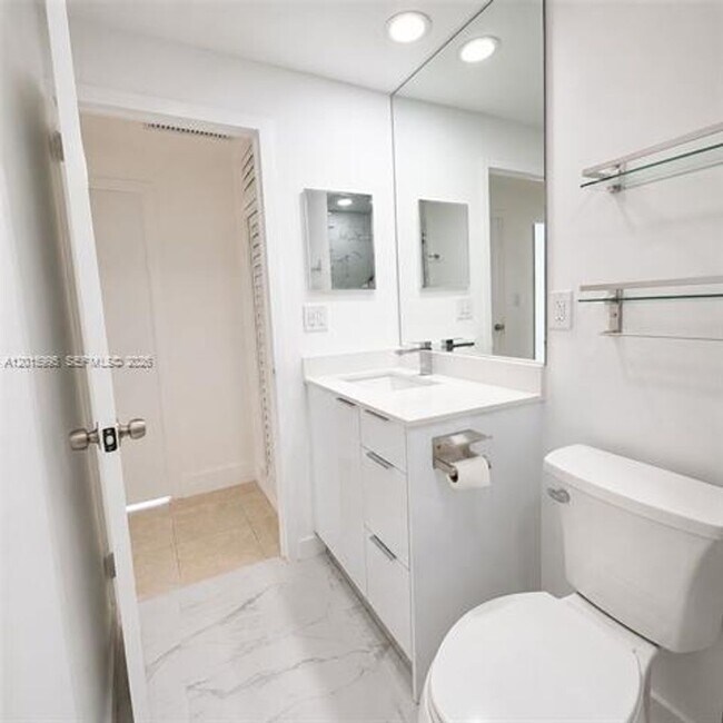 Building Photo - 1408 Brickell Bay Dr