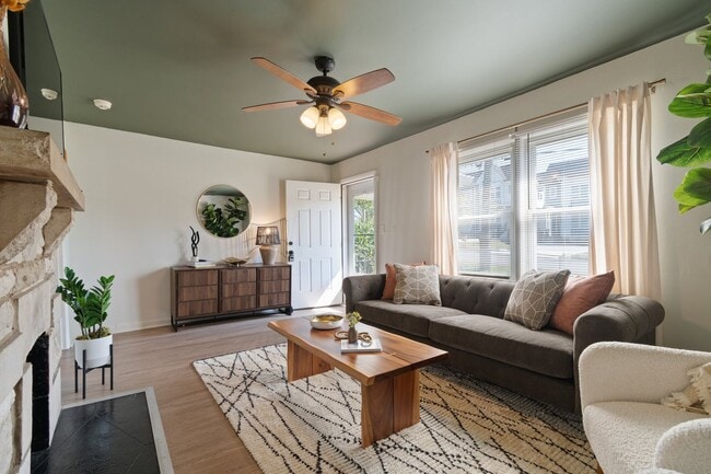 Building Photo - 2 Bed/ 1 Bath Cottage in Charlotte Park, Fenced Yard and Pet Friendly