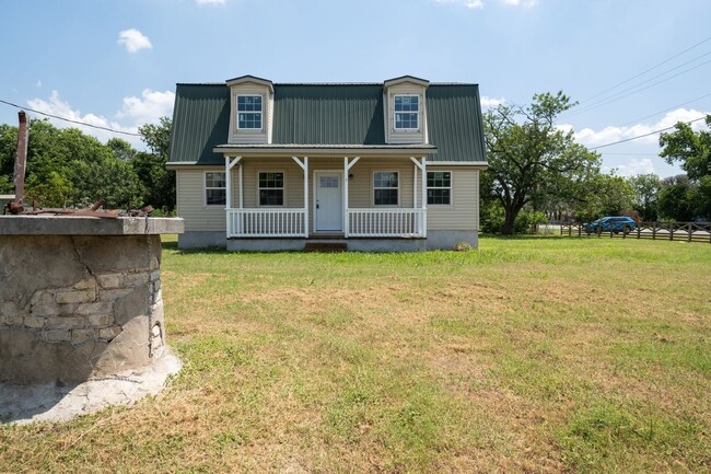 Building Photo - Charming 4-Bedroom, 2-Bathroom Farmhouse i...