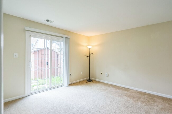 Building Photo - Comfort & Convenience in the Heart of Sterling
