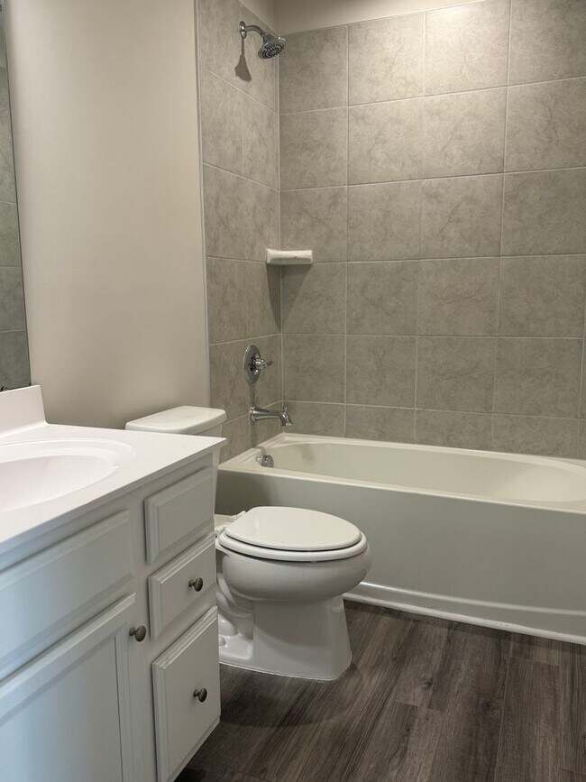 Building Photo - Amazing 3 Bedroom Townhome in North East R...
