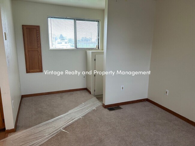 Building Photo - Available Soon!! Extra Big 5 Bedroom Country Home That You Have To See!!!