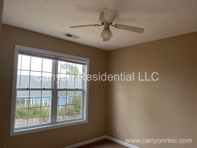 Building Photo - 825 Connaly Dr