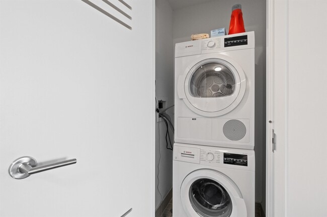 Building Photo - 99 Hudson St