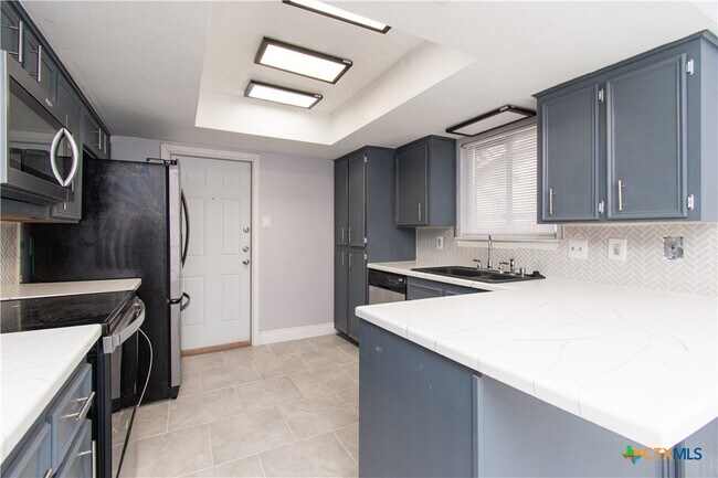 Building Photo - 1801 Farhills Dr