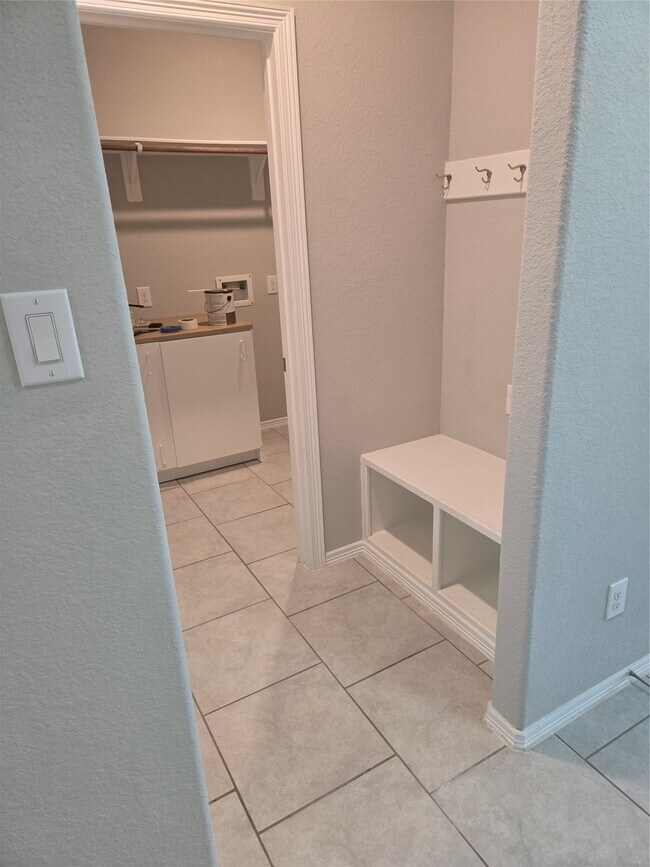 Building Photo - 40204 S Hill Pass