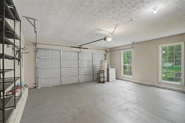 Building Photo - 665 Peachtree Trails Dr