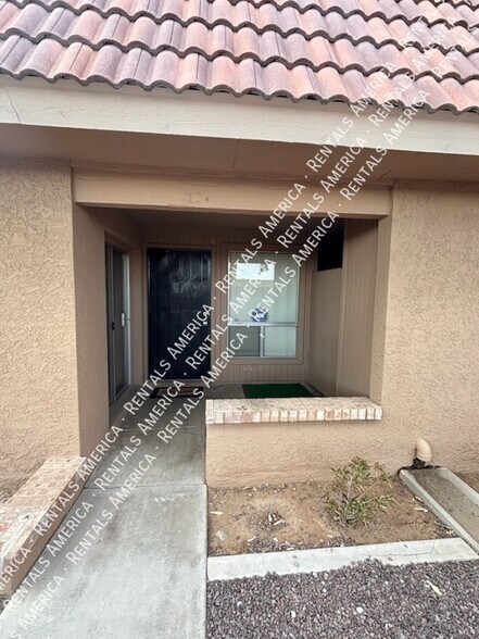 Building Photo - 311 W Pontiac Dr