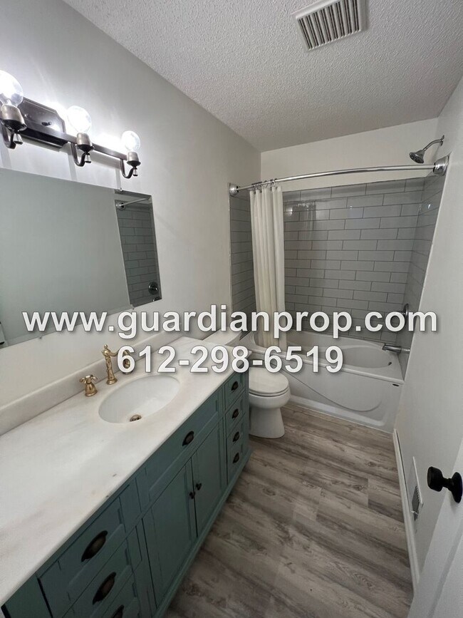 Building Photo - Woodbury Townhouse Available November 1, U...