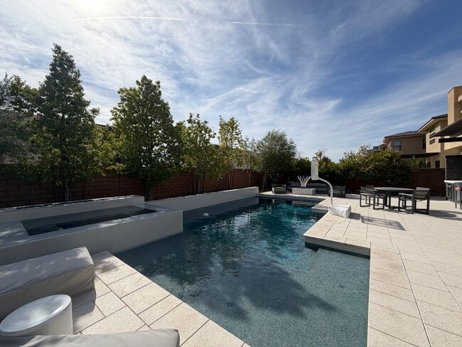 Building Photo - 4 Bed, 4.5 Bath Summerlin Home in The Ridges with Resort-Style Backyard