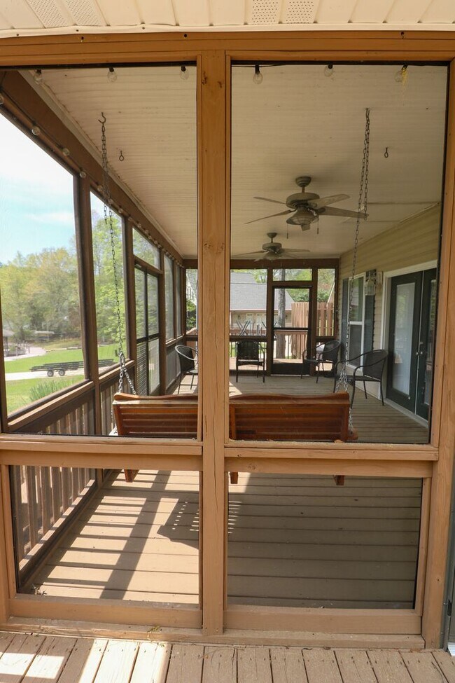 Building Photo - Wonderful Lake Home