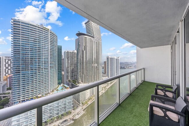 Building Photo - 495 Brickell Ave