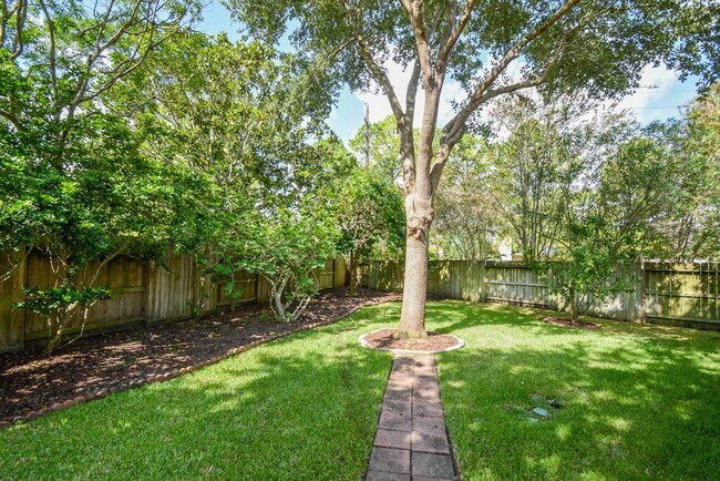 Building Photo - 910 Chinni Ct