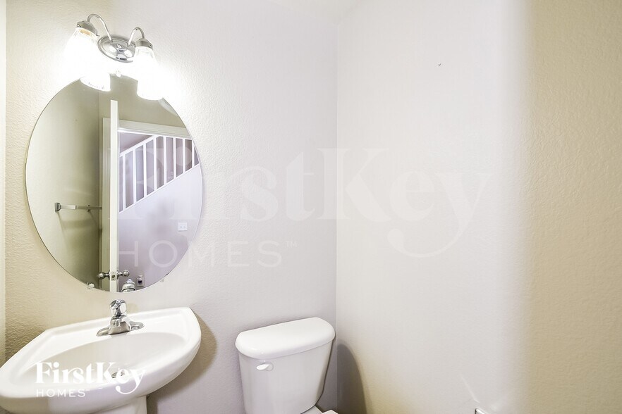 Building Photo - 10832 Avenzano St