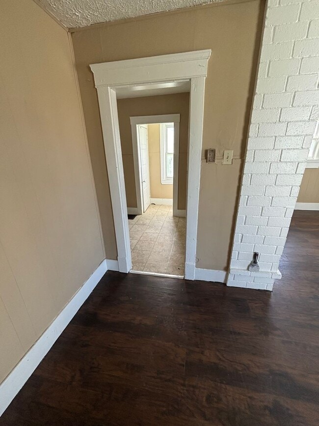 Building Photo - Section 8 welcome, 3 bedrooms 1 Bath. Spac...