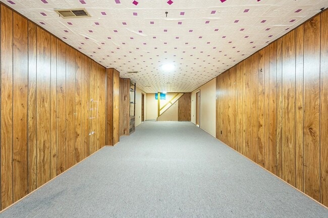 Building Photo - Gorgeous hardwood floors!