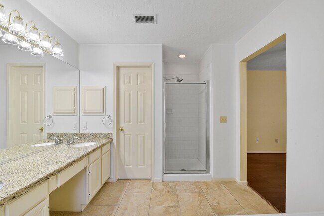 Building Photo - Freshly Painted Beauty with Spacious Outdo...