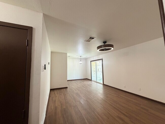 Building Photo - 699 Banyan Ct