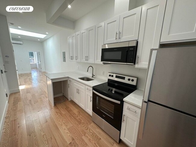 Primary Photo - 422 Himrod St