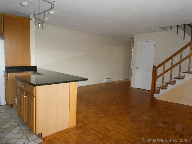 Primary Photo - 203 W Walk