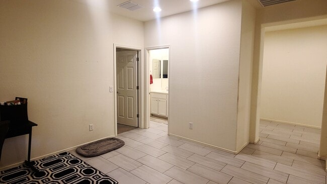 Building Photo - Like new 4-bedroom with Teen suite & Commu...