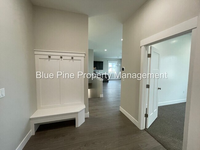 Building Photo - 6047 Cedarwood Ln
