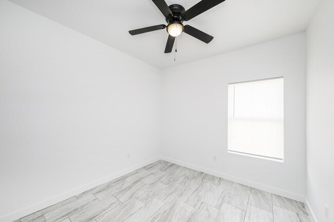 Building Photo - 3911 Casa Blanca Lake Rd