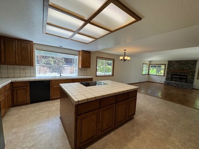 Building Photo - Spacious 4 bedroom, single level home in M...