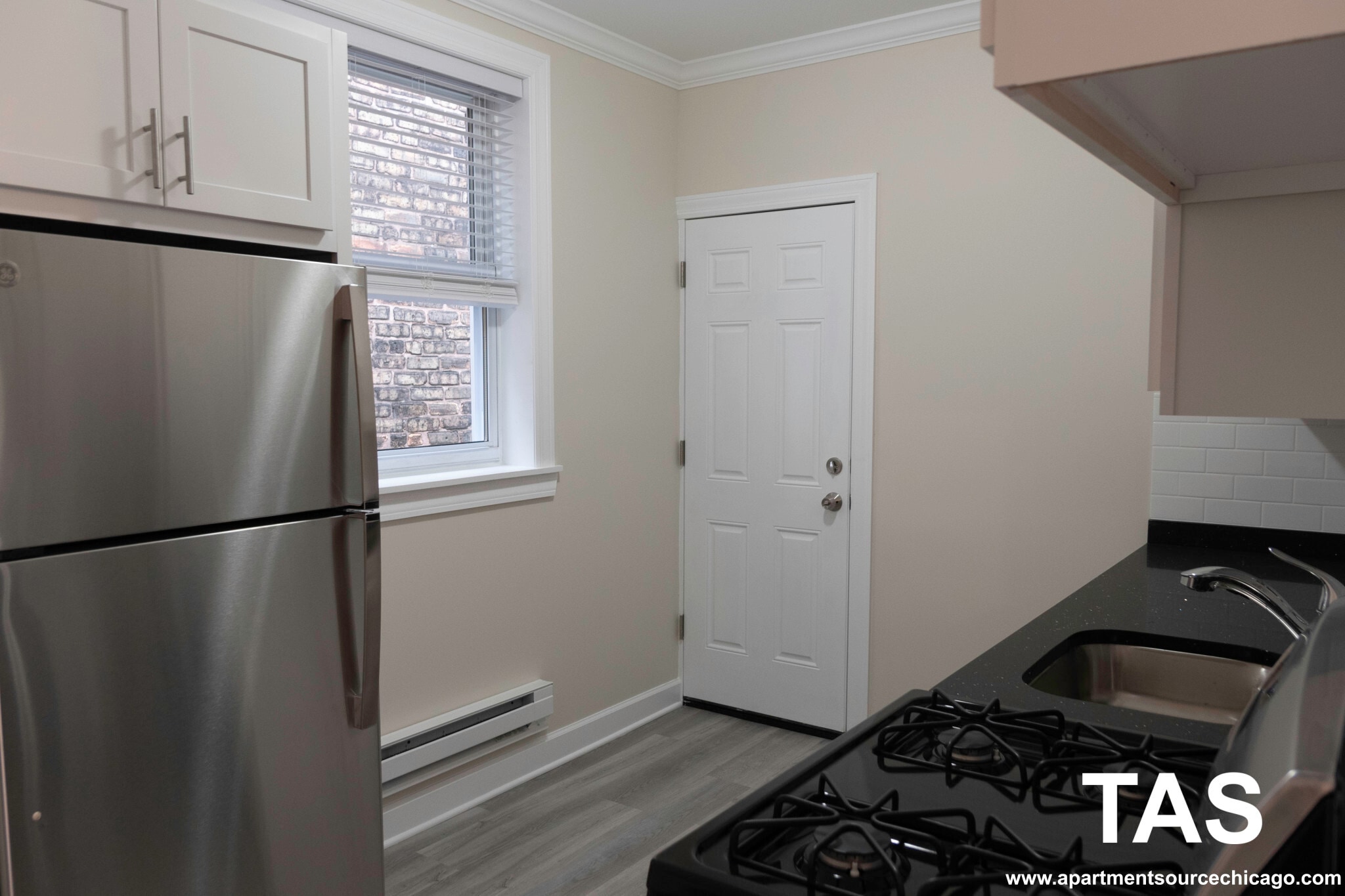 Building Photo - 624 W Roscoe St