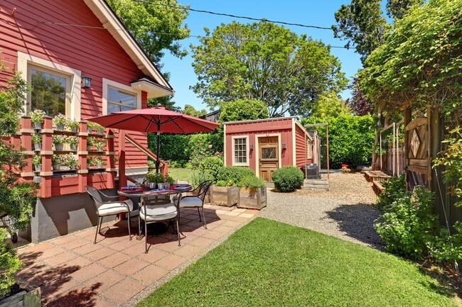 Building Photo - Updated 1926 4-bdrm/3-bath Sellwood bungal...