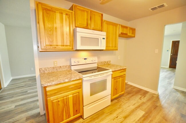 Building Photo - COMING SOON! FOR LEASE! Nice Remodeled - 3...