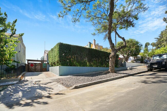 Building Photo - 837 Micheltorena St
