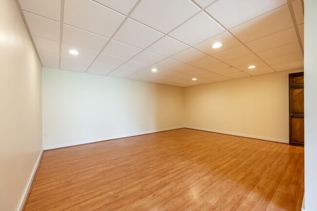 Building Photo - Spacious Ranch Close to Campus