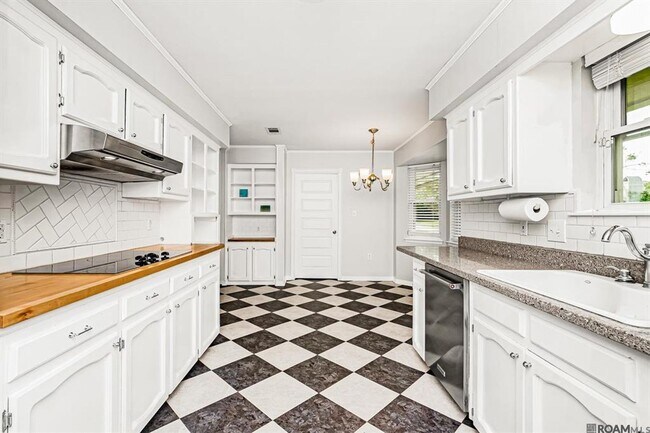 Building Photo - 4112 Pine Park Dr