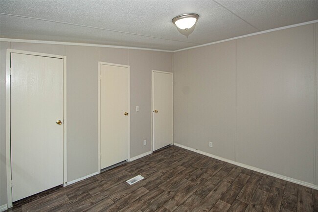 Building Photo - 613 River Rd