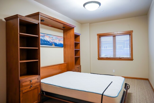 Building Photo - Executive Townhome - Walking distance to C...