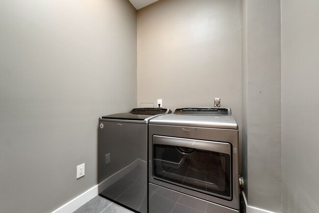 Building Photo - Beautifully Remolded 3 Bedroom + 2 Full Bath Home!