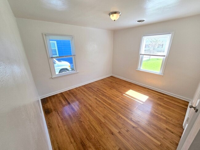 Building Photo - CHARMING 2 BEDROOM SINGLE FAMILY